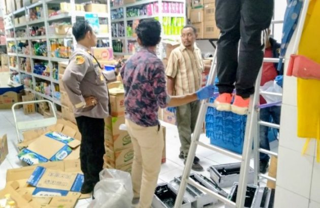 Polisi melakukan olah TKP pembobolan minimarket di Desa Mata Air, Kecamatan Kupang Tengah, Kabupaten Kupang, NTT.
