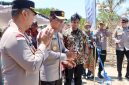 Kapolres Kupang menyambut kehadiran Kapolda NTT yang didampingi oleh Kabid Humas Polda NTT di Desa Benu.