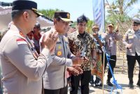 Kapolres Kupang menyambut kehadiran Kapolda NTT yang didampingi oleh Kabid Humas Polda NTT di Desa Benu.