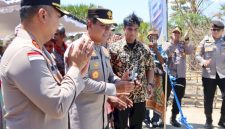 Kapolres Kupang menyambut kehadiran Kapolda NTT yang didampingi oleh Kabid Humas Polda NTT di Desa Benu.
