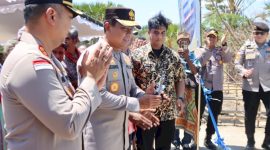 Kapolres Kupang menyambut kehadiran Kapolda NTT yang didampingi oleh Kabid Humas Polda NTT di Desa Benu.