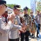 Kapolres Kupang menyambut kehadiran Kapolda NTT yang didampingi oleh Kabid Humas Polda NTT di Desa Benu.