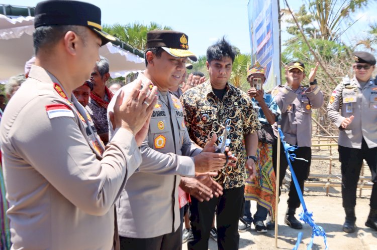 Kapolres Kupang menyambut kehadiran Kapolda NTT yang didampingi oleh Kabid Humas Polda NTT di Desa Benu.