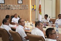 Gubernur NTT, Emanuel Melkiades Laka Lena pimpin rapat koordinasi di Dinas PUPR NTT.