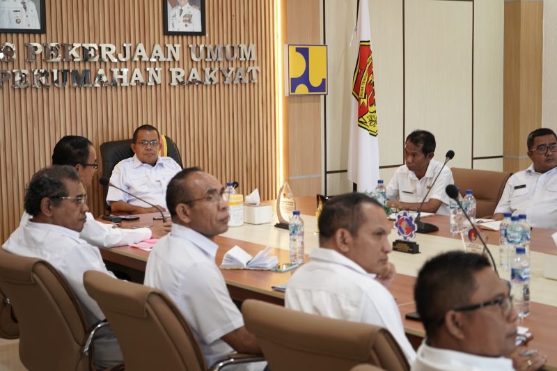 Gubernur NTT, Emanuel Melkiades Laka Lena pimpin rapat koordinasi di Dinas PUPR NTT.